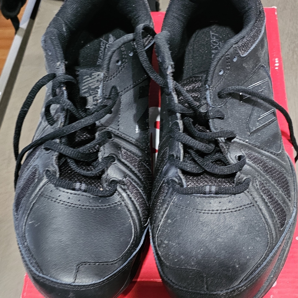 Men's New Balance 9 1/2 wide black gym shoe